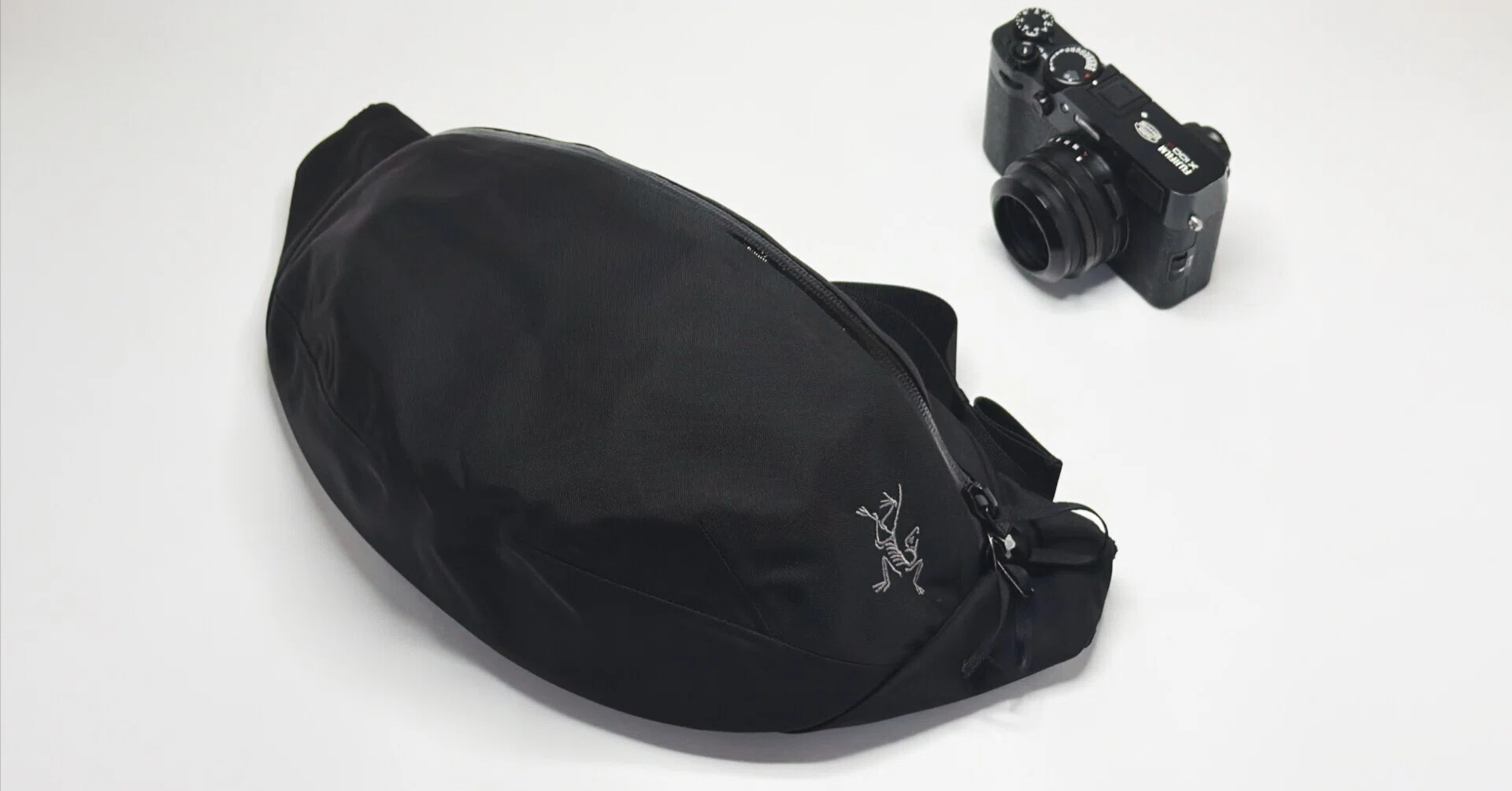 アークテリクス Axios 4 Crossbody レビュー：カメラバッグとして街