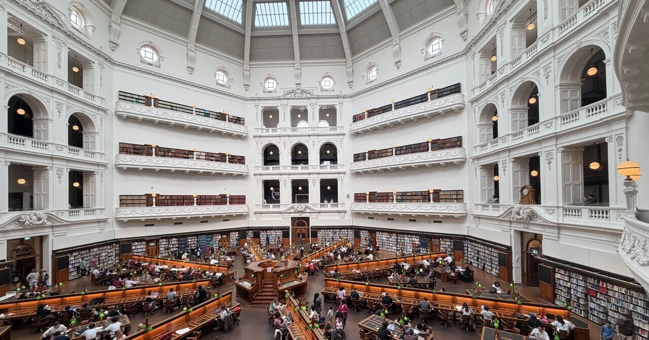 Around the World Trip - ⑥ Australia Day 19: Melbourne - Beautiful Library and Bus Travel Again