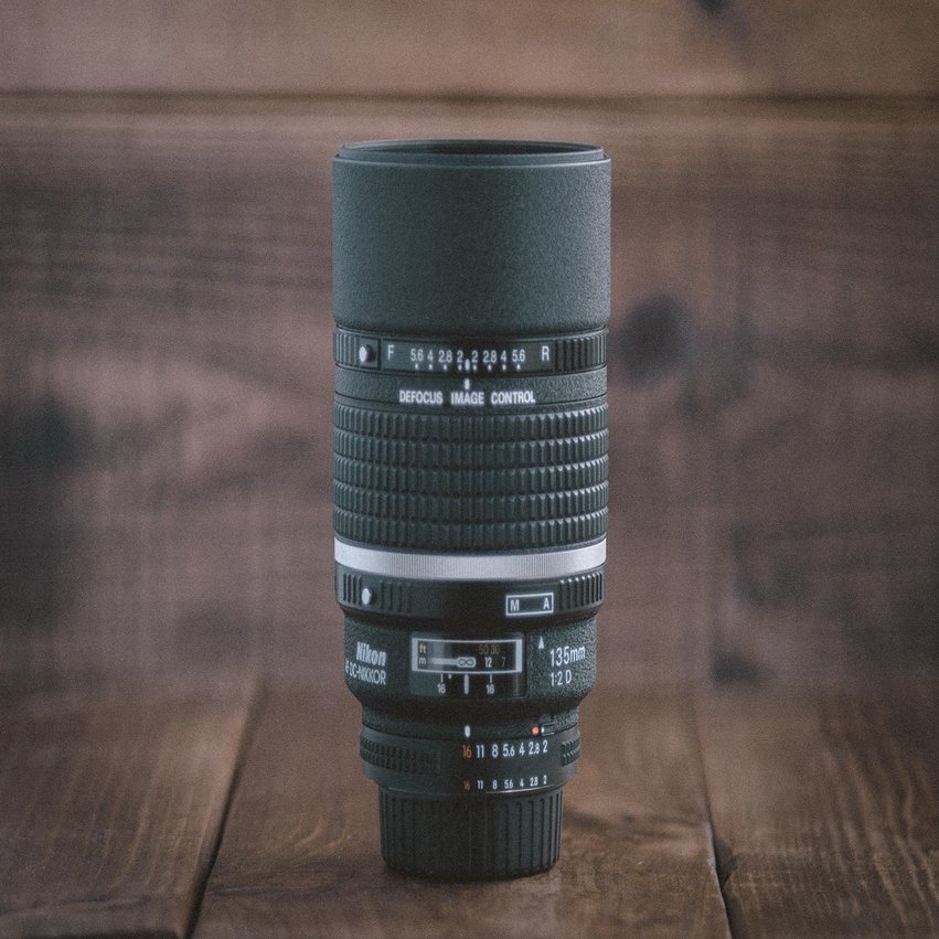 そもそもレンズフードって必要？ 「AF DC-NIKKOR 135mm F2D」のレンズ