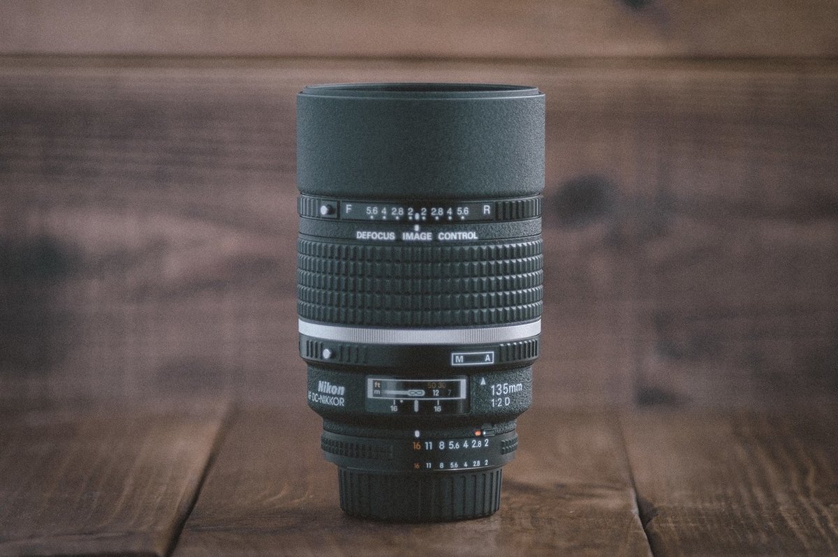そもそもレンズフードって必要? 「AF DC-NIKKOR 135mm F2D」の そもそもレンズフードって必要? 「AF DC-NIKKOR 135mm F2D」の