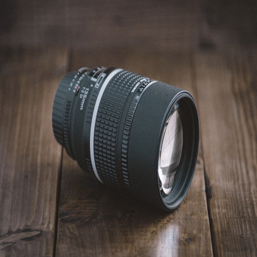 そもそもレンズフードって必要？ 「AF DC-NIKKOR 135mm F2D」のレンズ