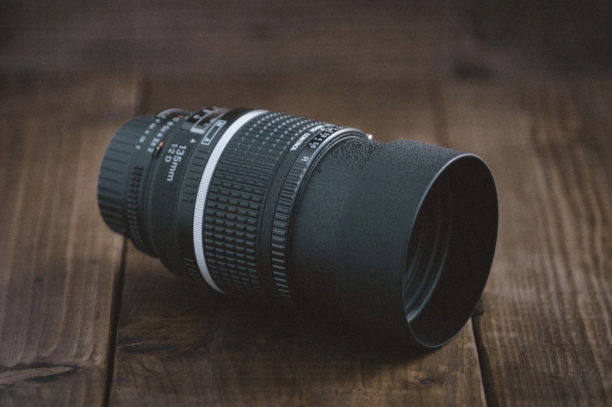 そもそもレンズフードって必要？ 「AF DC-NIKKOR 135mm F2D」の