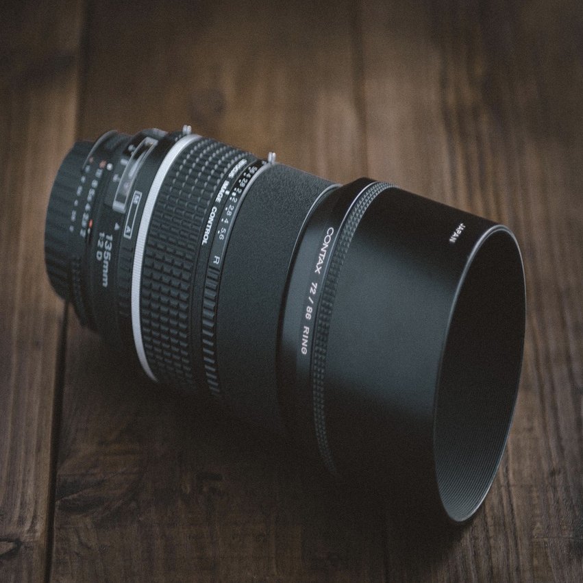 そもそもレンズフードって必要？ 「AF DC-NIKKOR 135mm F2D」のレンズ