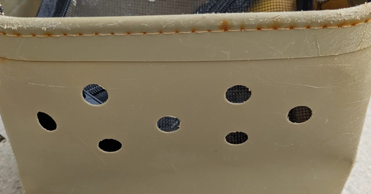 Punching holes in a water bucket because it's too heavy｜Kiik