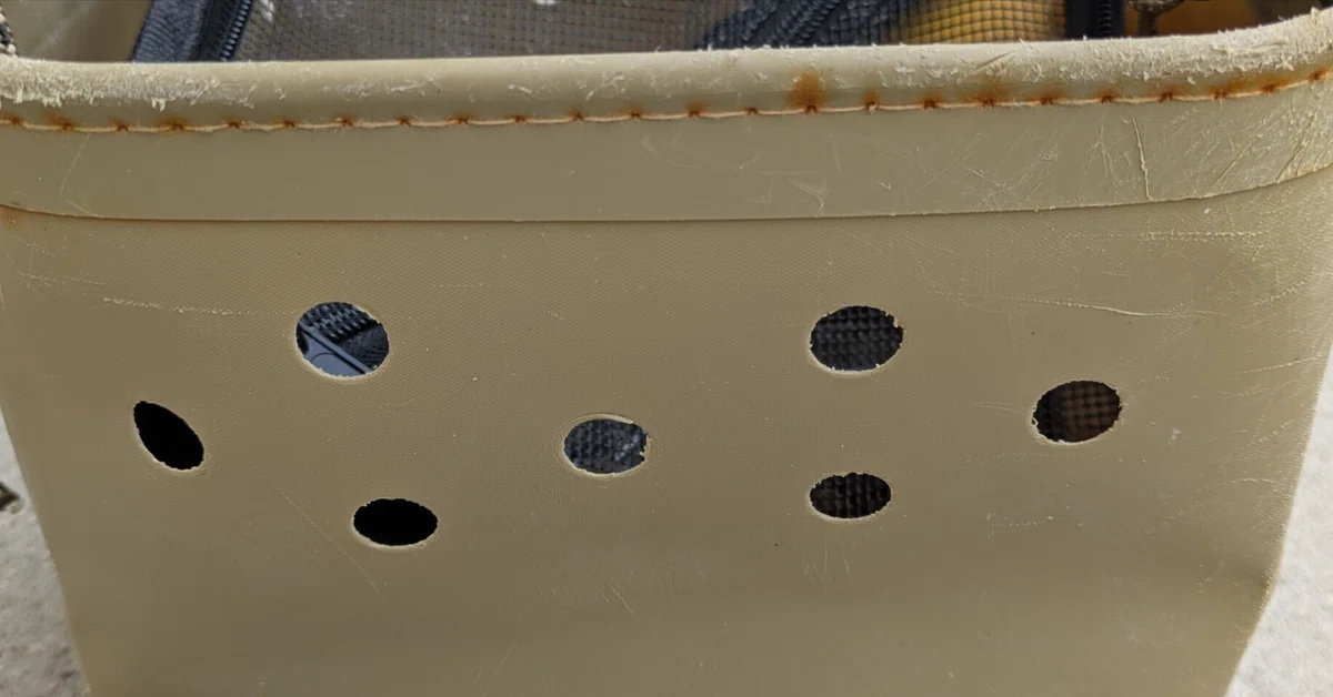 Punching holes in a water bucket because it's too heavy｜Kiik