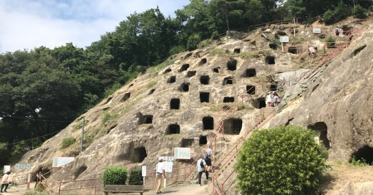 埼玉県の史跡(2) 吉見百穴 (2022年8月)〜苔が光る