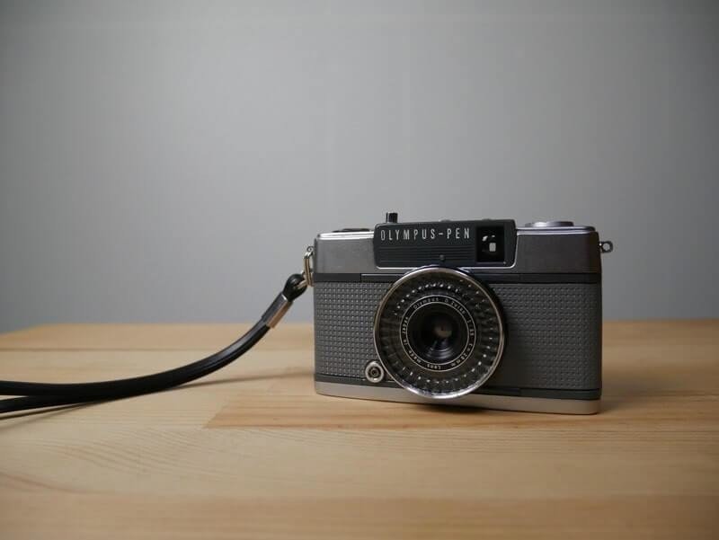 オリンパス OLYMPUS-PEN EE2 ハーフサイズフィルムカメラ ハーフサイズカメラを持って街を駆けぬけよう。PEN EE-2のすすめ