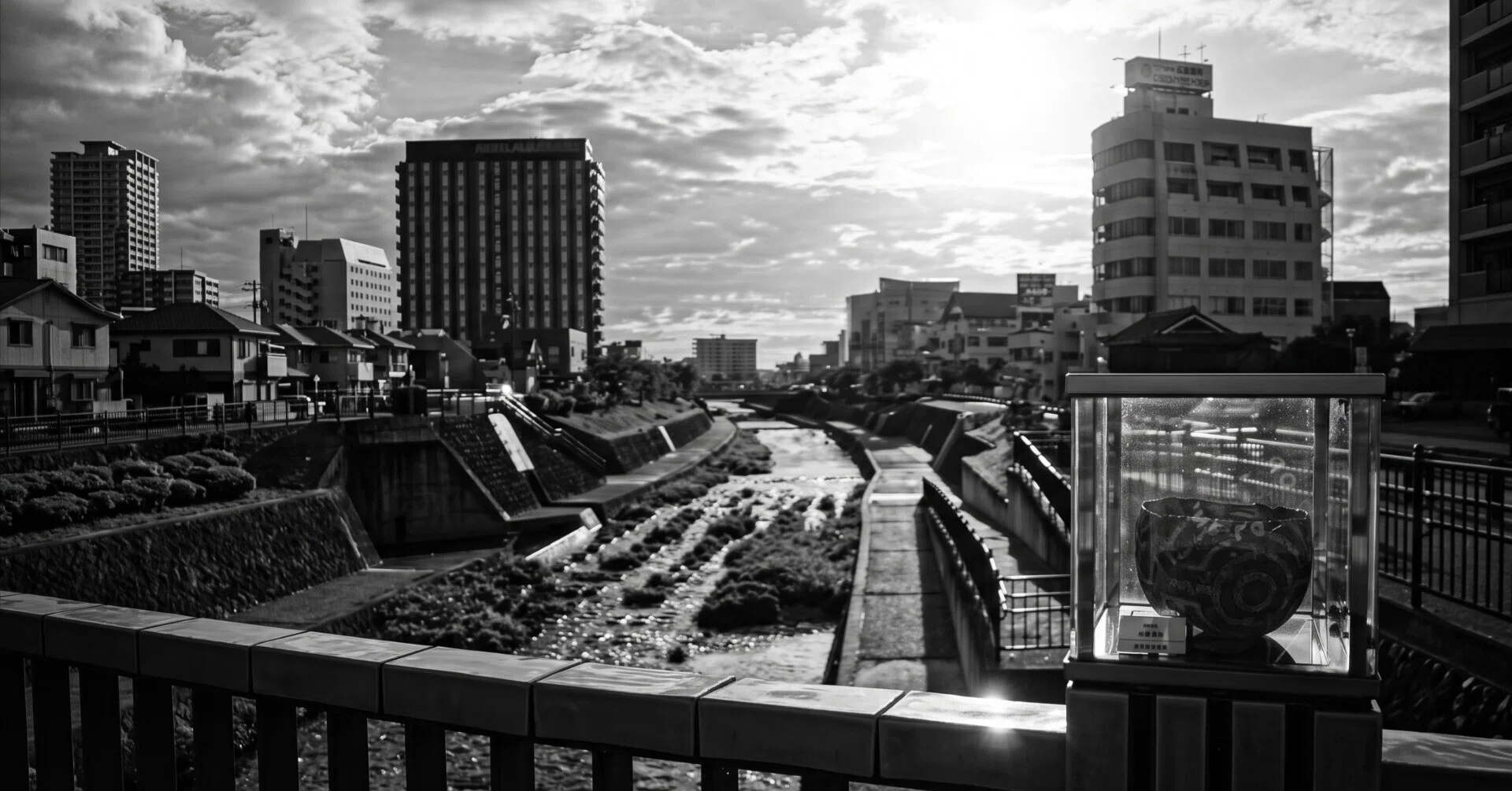 モノクロ写真で歩く、愛知・瀬戸ーー商店街と陶磁器の町の風景｜Sakak