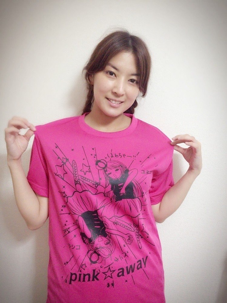 ファンクラブ限定カラーのTシャツをご用意しました！！
ピンクですっ٩(ˊᗜˋ*)و
だって私達pink☆awayですもの。
1枚3500円での販売となります。
サイズと在庫は
M 1枚
L 3枚
LL 4枚
となっております。
早い者勝ちです。