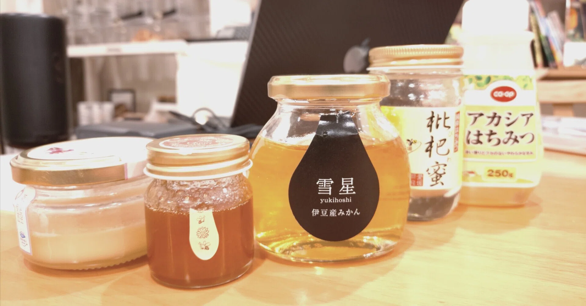 AIには分からない「感覚」で味わう。はちみつ食べ比べシェア本棚