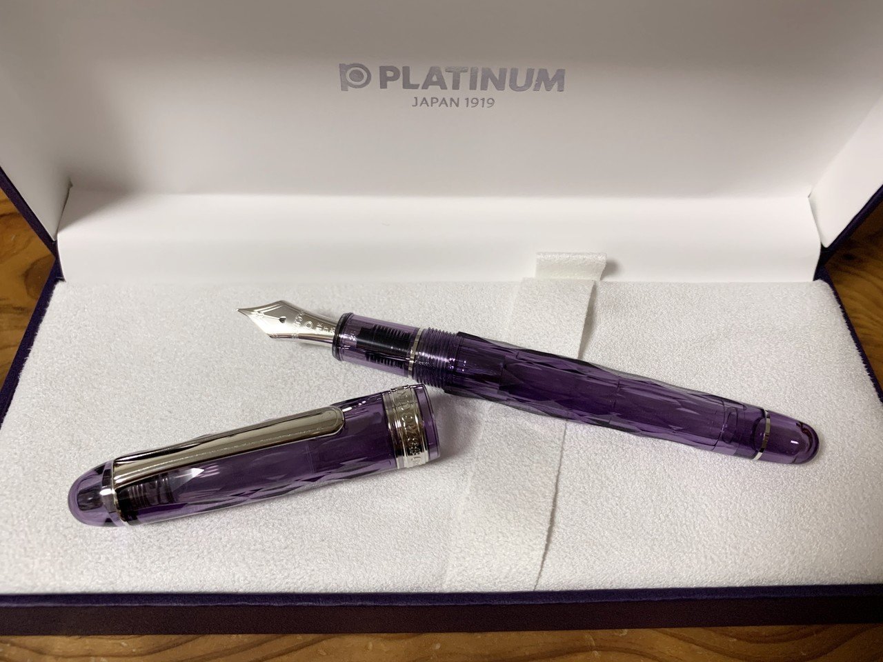 買っちゃいました Platinumの年限定万年筆 紫雲 のef 19年限定の 六花 と悩んでたけど 紫雲の綺麗な紫に惹かれてしまって インクはペリカンの年限定インク ムーンストーン 愛川ゆうひ Note
