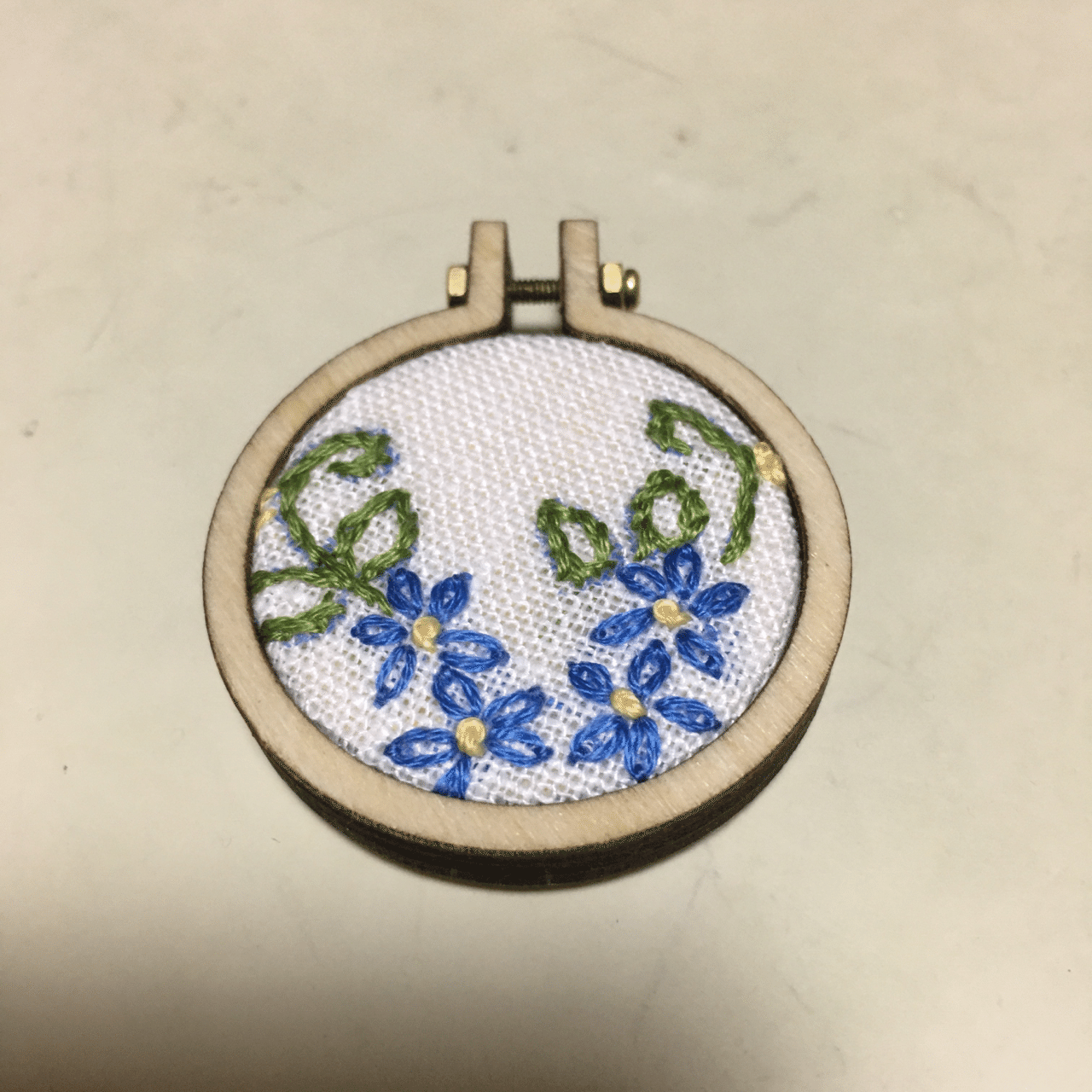 セリアのミニチュア刺繍枠に刺繍枠した Atelier Hanami 刺繍とイラストと Note