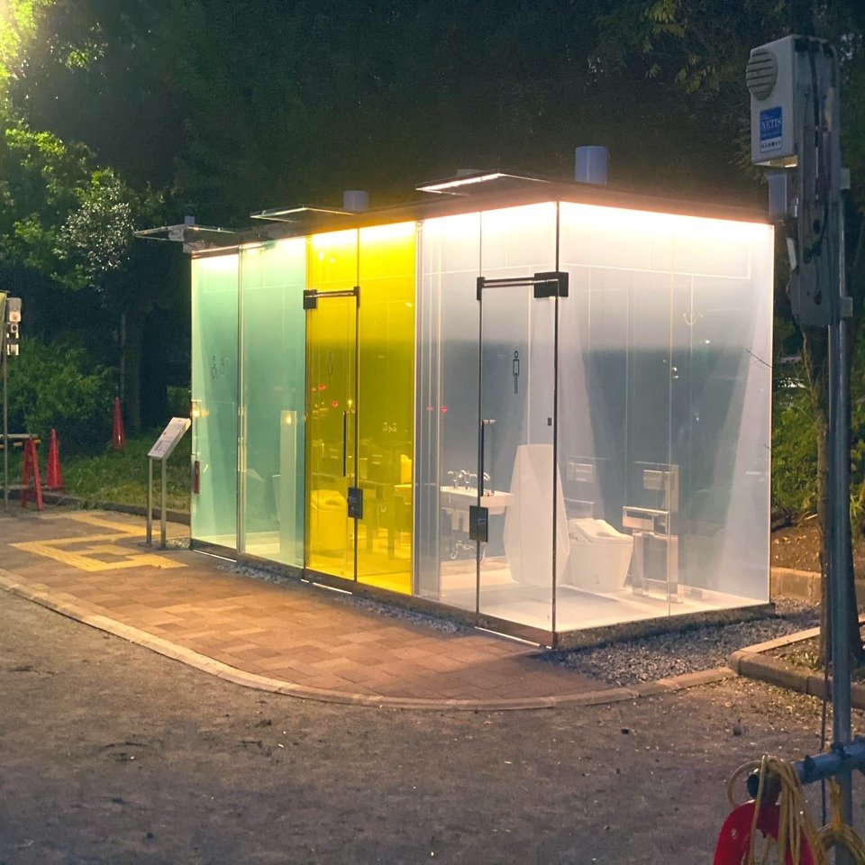 公衆トイレ　露出 