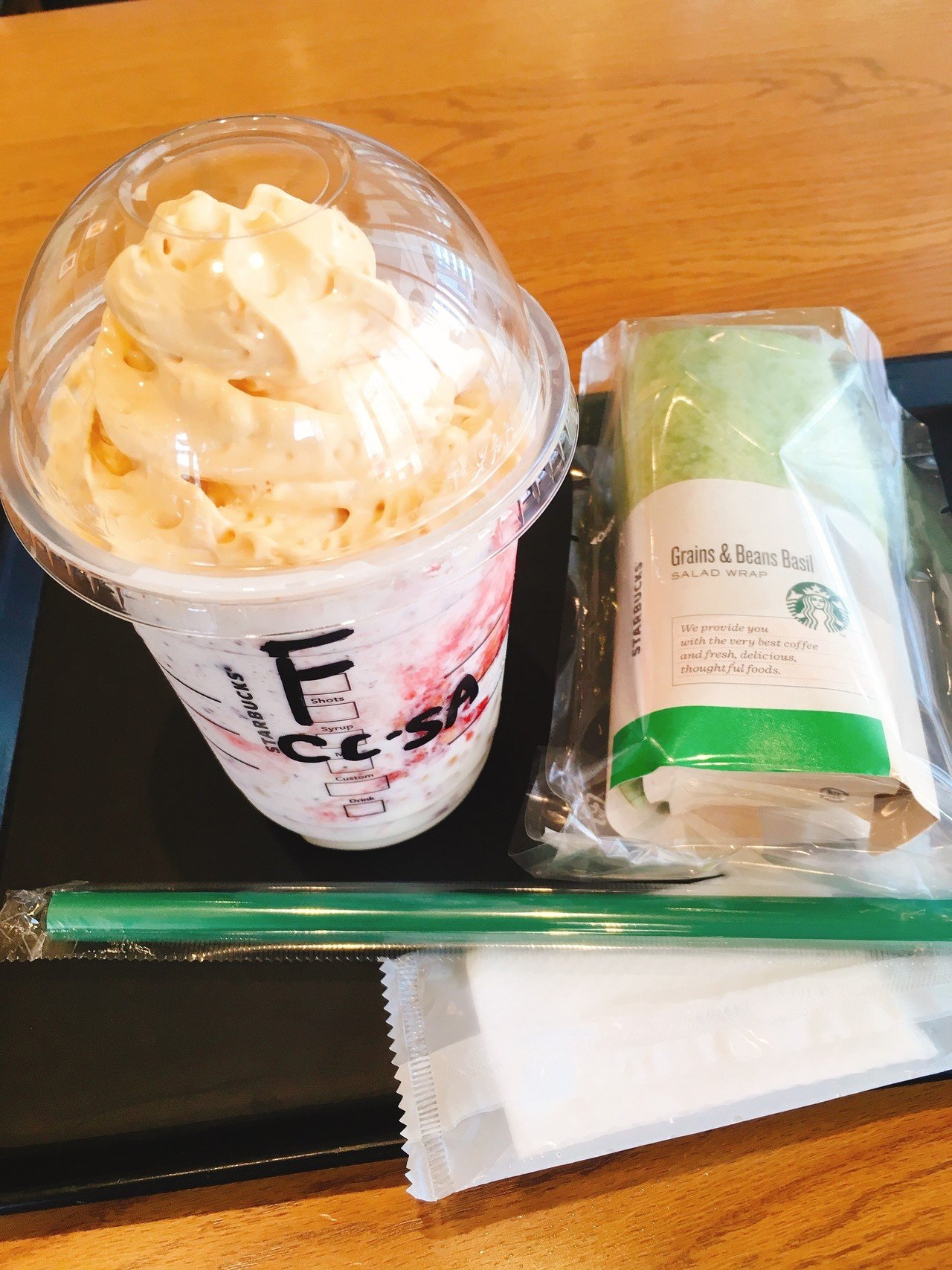 ベイクドチーズケーキフラペチーノ と サラダラップ 雑穀 ビーンズ バジル 友人から スタバのチケットをいただいたので 新商品 に友人宅近くのスタバがオススメのカスタム ストロベリーソースとチョコチップ Meglla Note