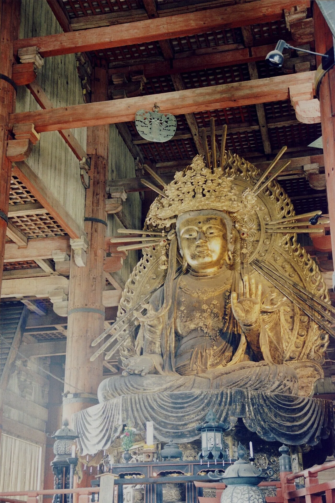東大寺の木造大仏殿内部に据えられた金箔の座像。奈良盆地に残る歴史の重みを感じさせる姿で、季節の話へと引き込む一枚だ。