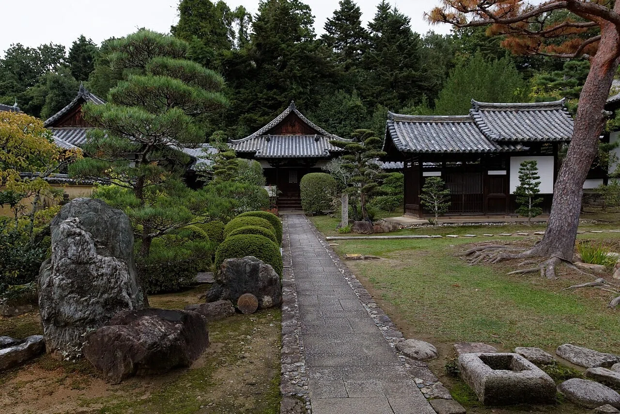 松や芝生のあいだを石畳の道が東大寺の堂宇へと続く参道の風景。静かな佇まいが、晴れの日の奈良散策の締めくくりに似合う。