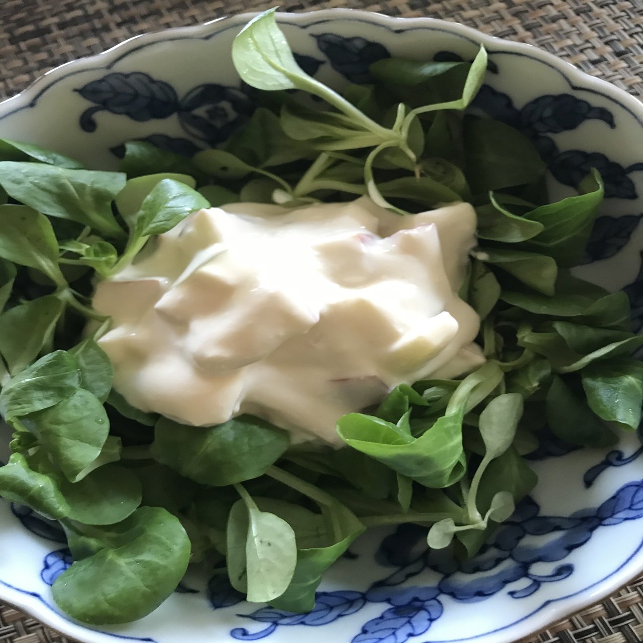 シュニッツェルのアンズタケソースとリンゴ入りラプンツェルサラダ Yoko De ドイツ暮らし Note