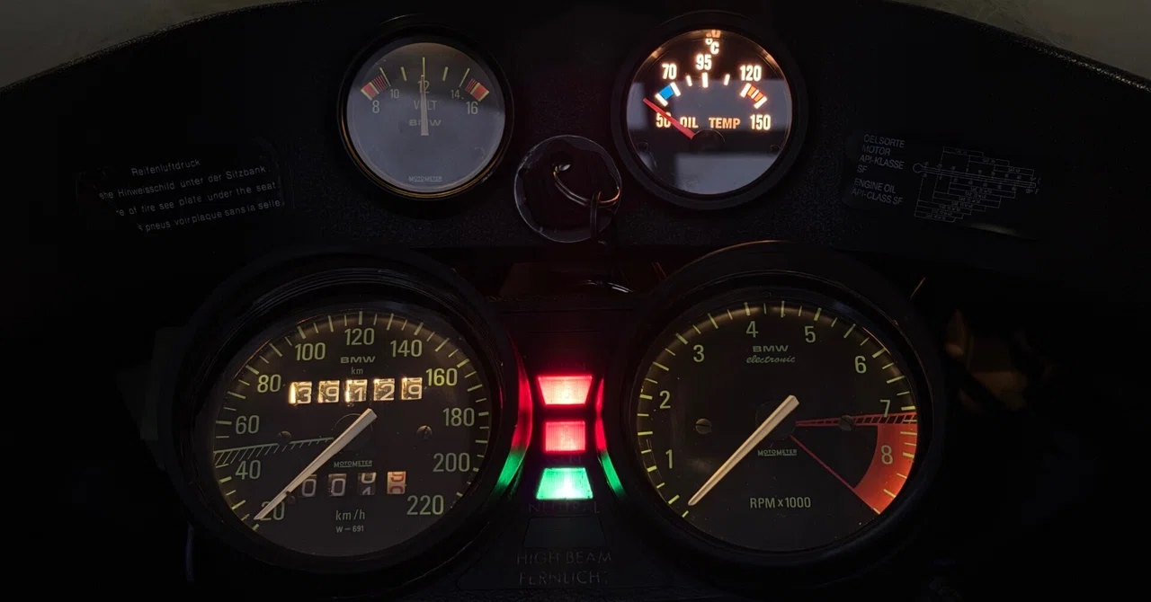 Installing an oil temperature gauge on a BMW R100RS (Monolever