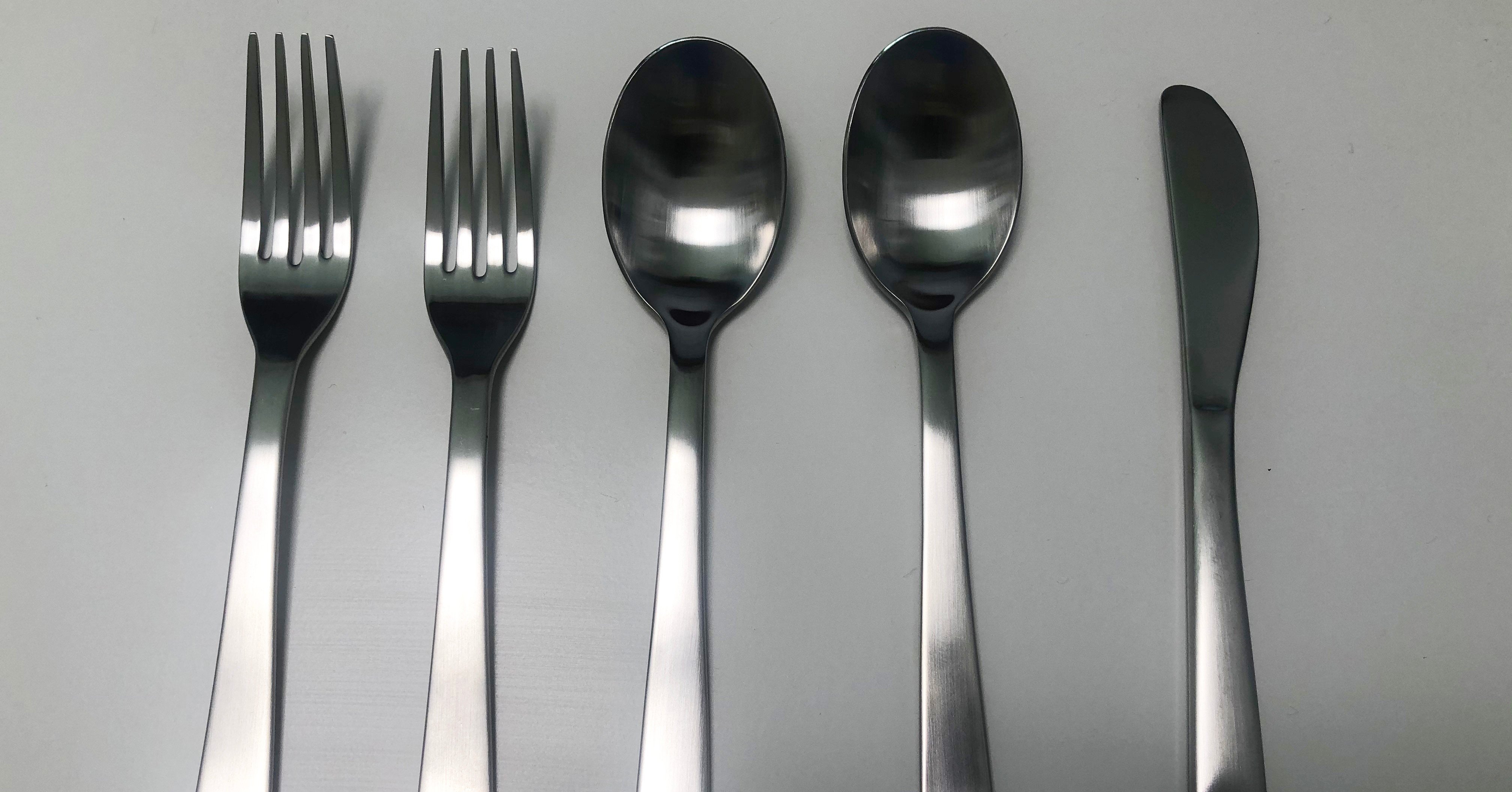 無印良品のジャスパー・モリソンがデザインしたカトラリーを手に取って