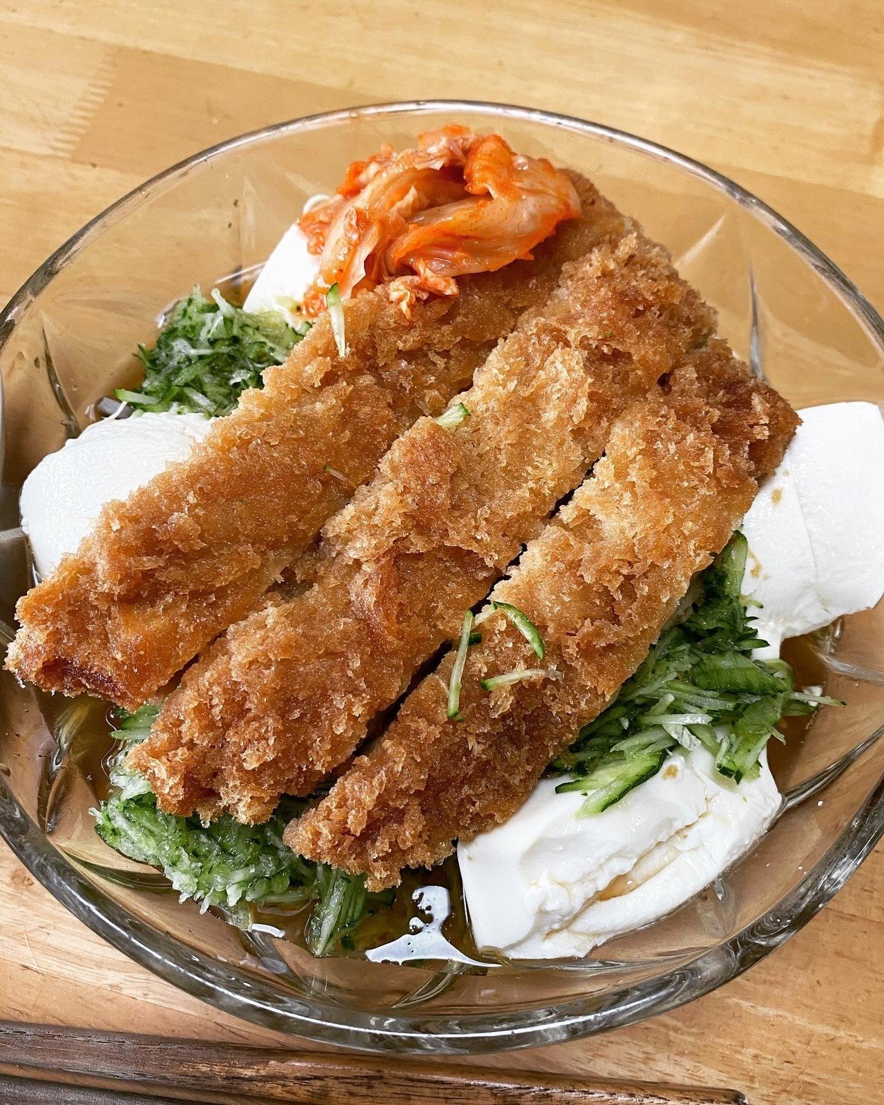 朝ごはん 冷やし蕎麦 朝から暑いね 冷たい水に晒した蕎麦の上に冷蔵庫のあり物のせ 下から キャベツの千切り 蕎麦 スライサーしたキュウリ チキンカツ 冷奴 キムチ 麺つゆ 1 2希釈 見た目 味 なしヤン Note