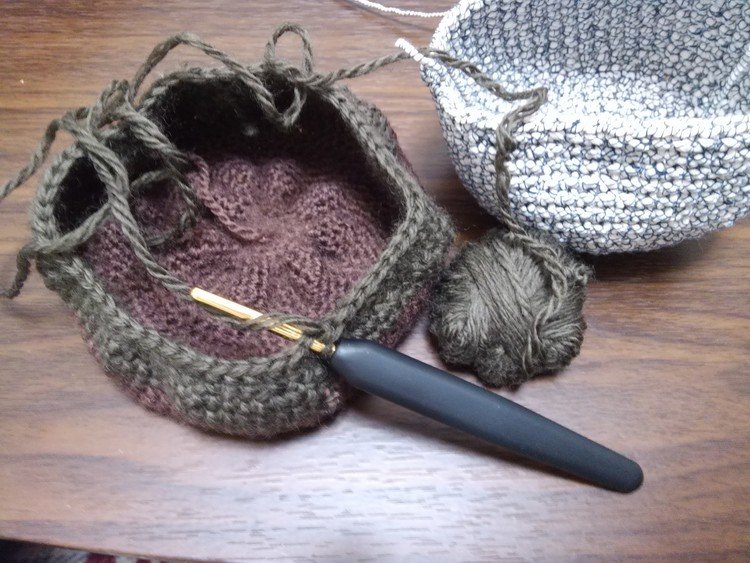 左側:草木染めの糸で編んでいる茶器入れ。右はちょっとしたお散歩バッグ