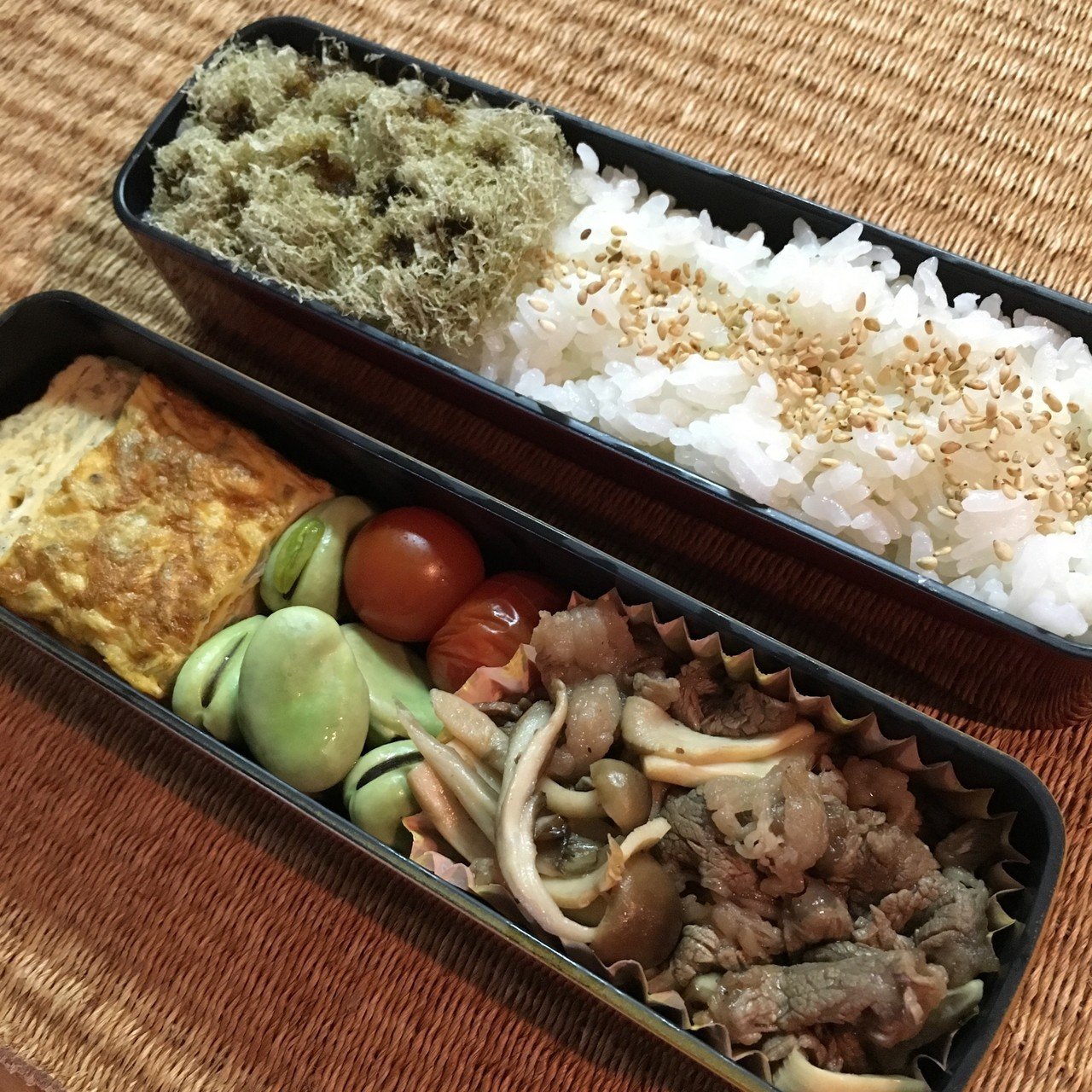 今日の夫弁当 牛肉ときのこのポン酢炒め 空豆とミニトマトの蒸篭蒸し 小女子入り卵焼き とろろ昆布とごはん 3カ月ぶりのお弁当 作成 3カ月も家を離れると キッチンの勝手もわからなくなる まずは Fj おつまみクリエイター Note
