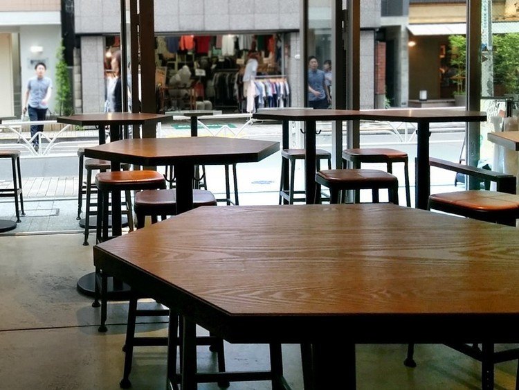 ハニカムなテーブルが並ぶオープンカフェなスターバックス