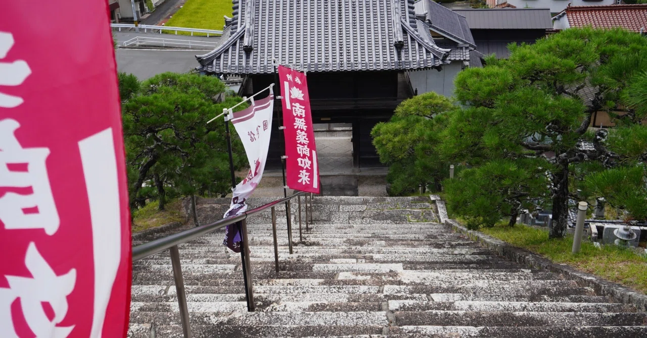 The Steep Stone Steps of Yakushi-in Temple in Takahashi｜田中辰明