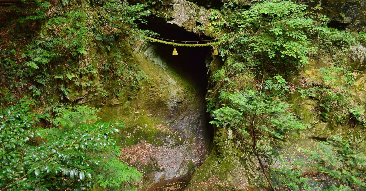 I'm a party animal, but I also love shrines. | A Power Spot-Loving Guy ...