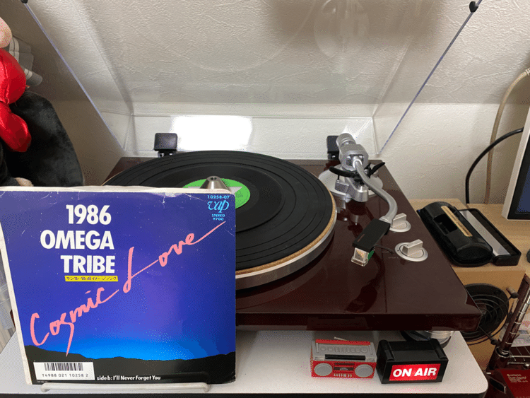 1986オメガトライブ「コズミック・ラブ」1986年リリース。3枚目のシングルでオリジナルアルバム未収録曲。 #レコード #毎日1枚ドーナツ盤 #1986オメガトライブ #カルロス・トシキ #オメガトライブ 