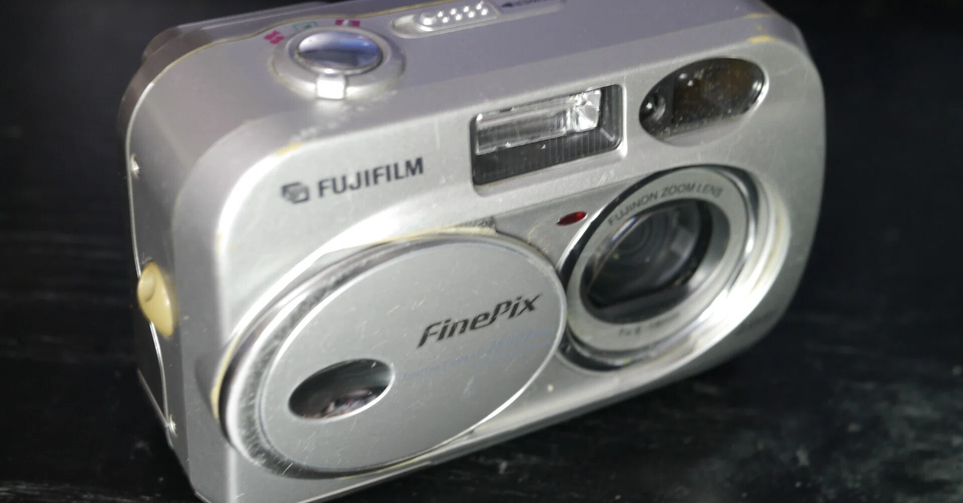 オールドコンデジ図鑑【#38】FUJIFILM FinePix 2600Z｜2001年の名作CCD