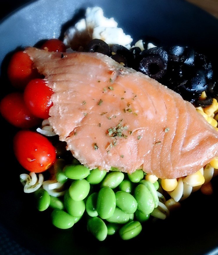 Only just discovered the cheaper version of Daily Cut in my last week of work at one-north (T-T) the portion is generous: pasta bowl with 5 sides of my choice including edamame, tomatoes, feta cheese, corn, and olives. salmon for additional $2.50, total$8