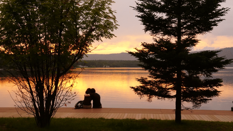 阿寒湖の夕焼けと素敵なカップル