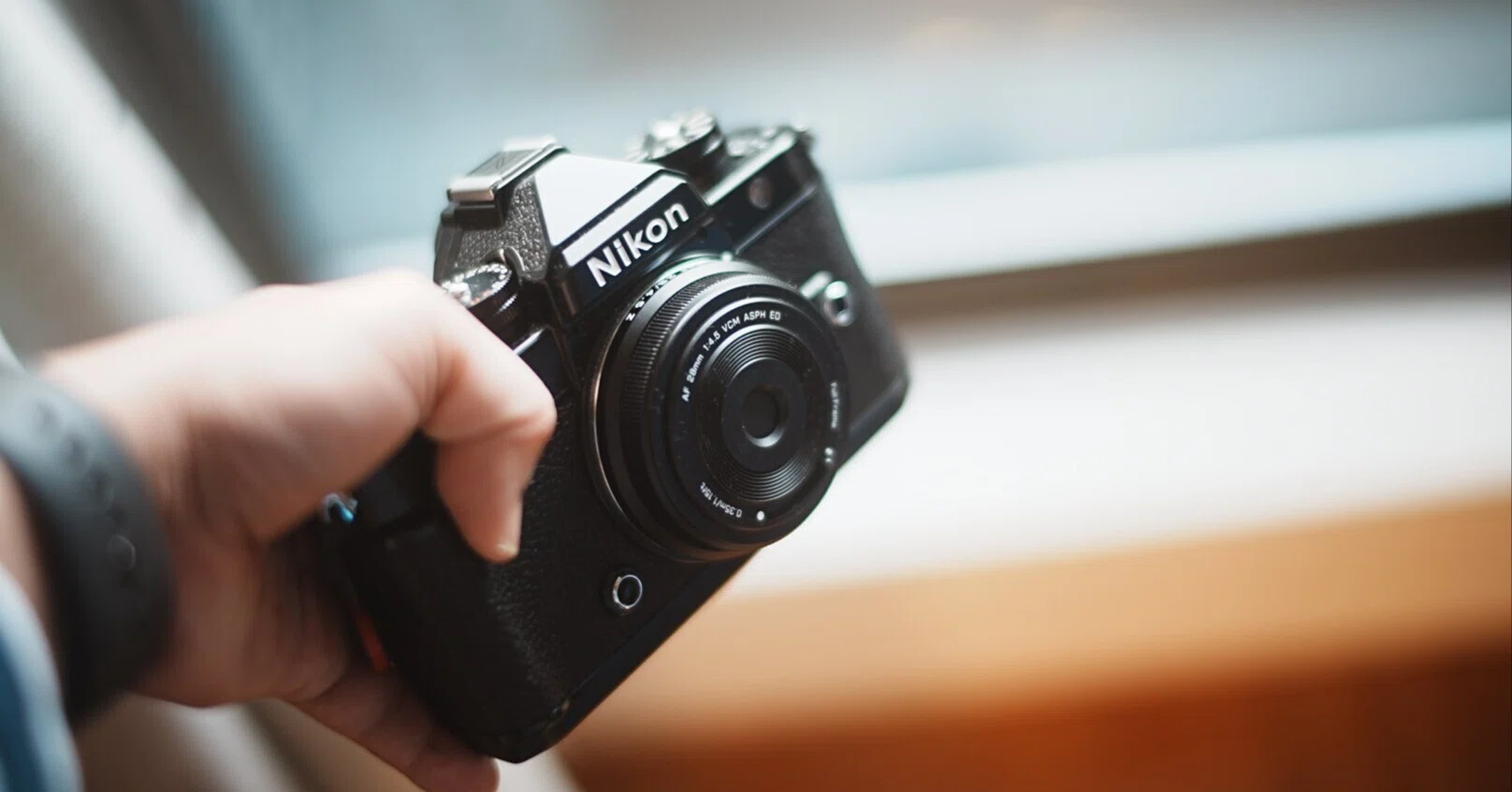 Nikon ZfとZ5IIC、どちらを選ぶ？ ファインダーのない新型を比べてみた