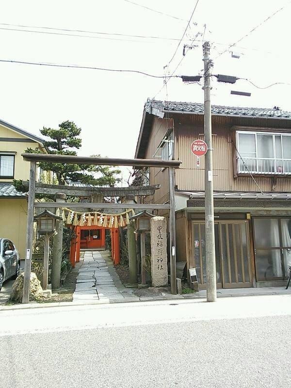 家と家に挟まれている神社