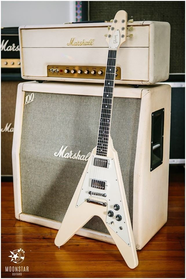 着古したtシャツを脱ごうとしたら破けてしまった 某バンドのライブに行ったときに買ったヤツで 思い出が詰まっているから捨てられないな 親に貰ったモノとかも 捨てられない ボロボロになっても持っている Joey Note