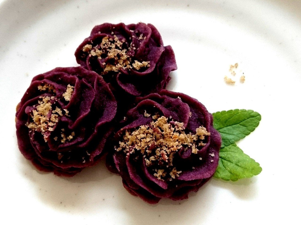 簡単お菓子教室の スイートポテトの試作品2つ目ができました 紫芋でつくるスイートポテト イメージはダリアやバラ です 絞り出し袋で成型しただけ なんですけどね笑 この方向性でいこうかな 高嶋はな Note 簡単お菓子教室の スイートポテトの試作品2つ目ができました 紫芋でつくるスイートポテト イメージはダリアやバラ です 絞り出し袋で成型しただけ なんですけどね笑 この方向性でいこうかな 高嶋はな Note