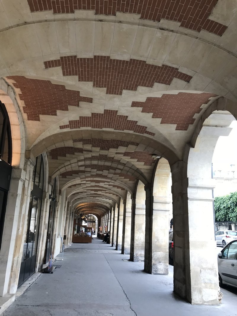 パリ最古の王宮広場 Place Des Vosges ヴォージュ広場 パリ3区 4区 村山里美 パリ在住 58歳から単身パリへ移住 アラカンdeパリ Note パリ最古の王宮広場 Place Des Vosges ヴォージュ広場 パリ3区 4区 村山里美 パリ在住 58歳から単身パリへ移住 アラカンdeパリ Note