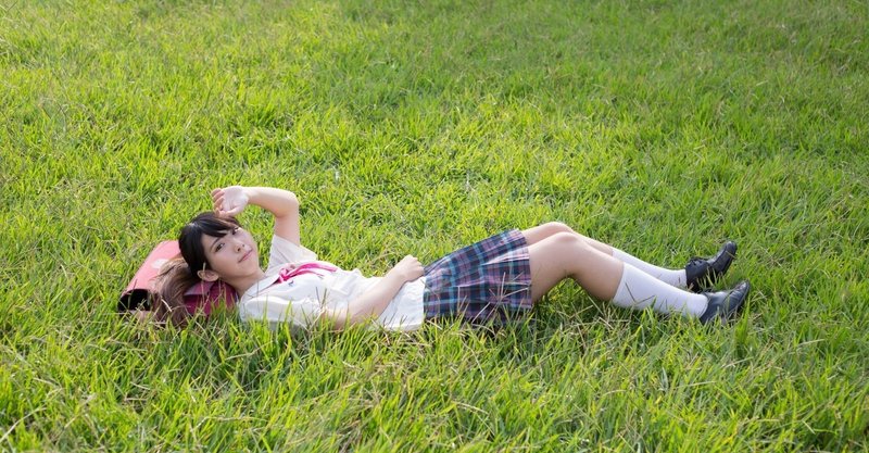 草原に寝転がって空を見る なんて出来ない ごまおにぎり記者 Note