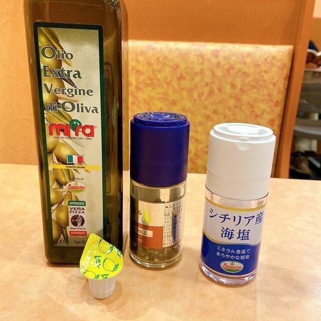 サイゼリヤのテーブルから プチぷよのカプレーゼと カスタマイズメニュー カチョエペペ レモン風味 マキタニさん Note