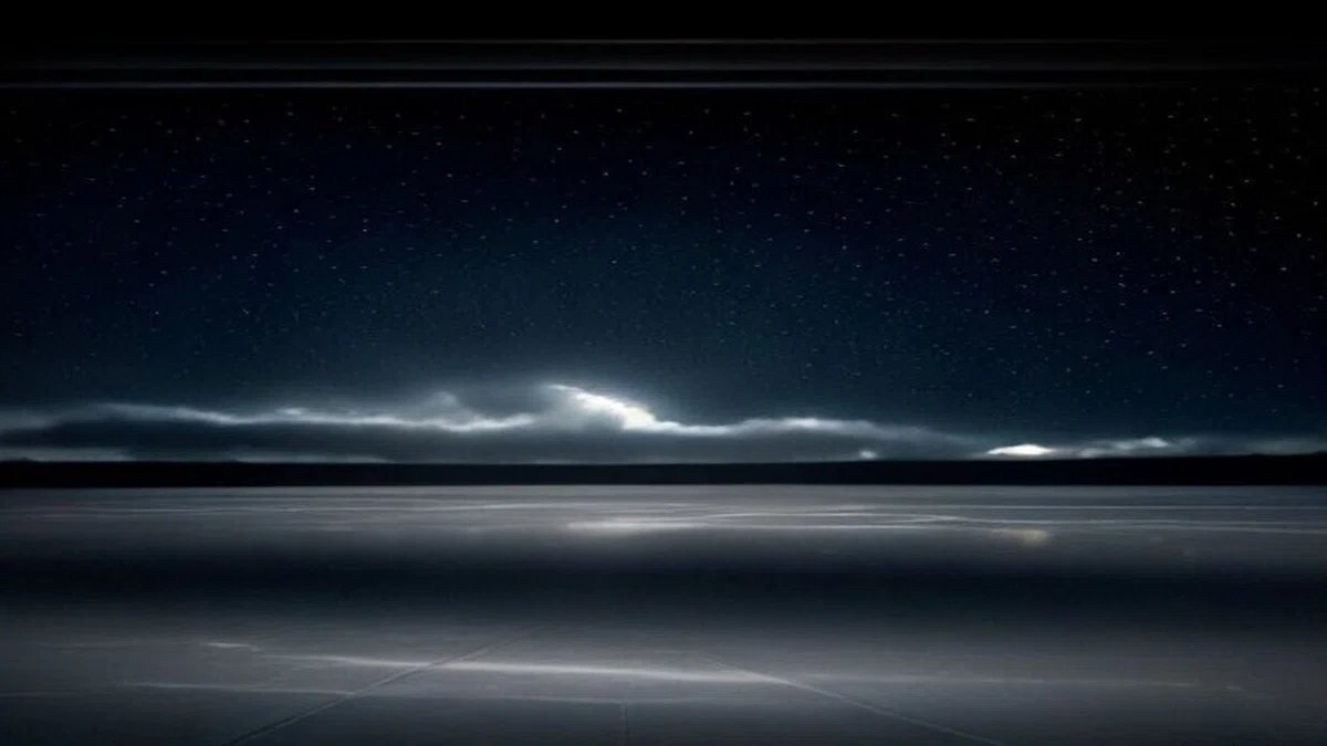 夜の地平線に広がる光る雲