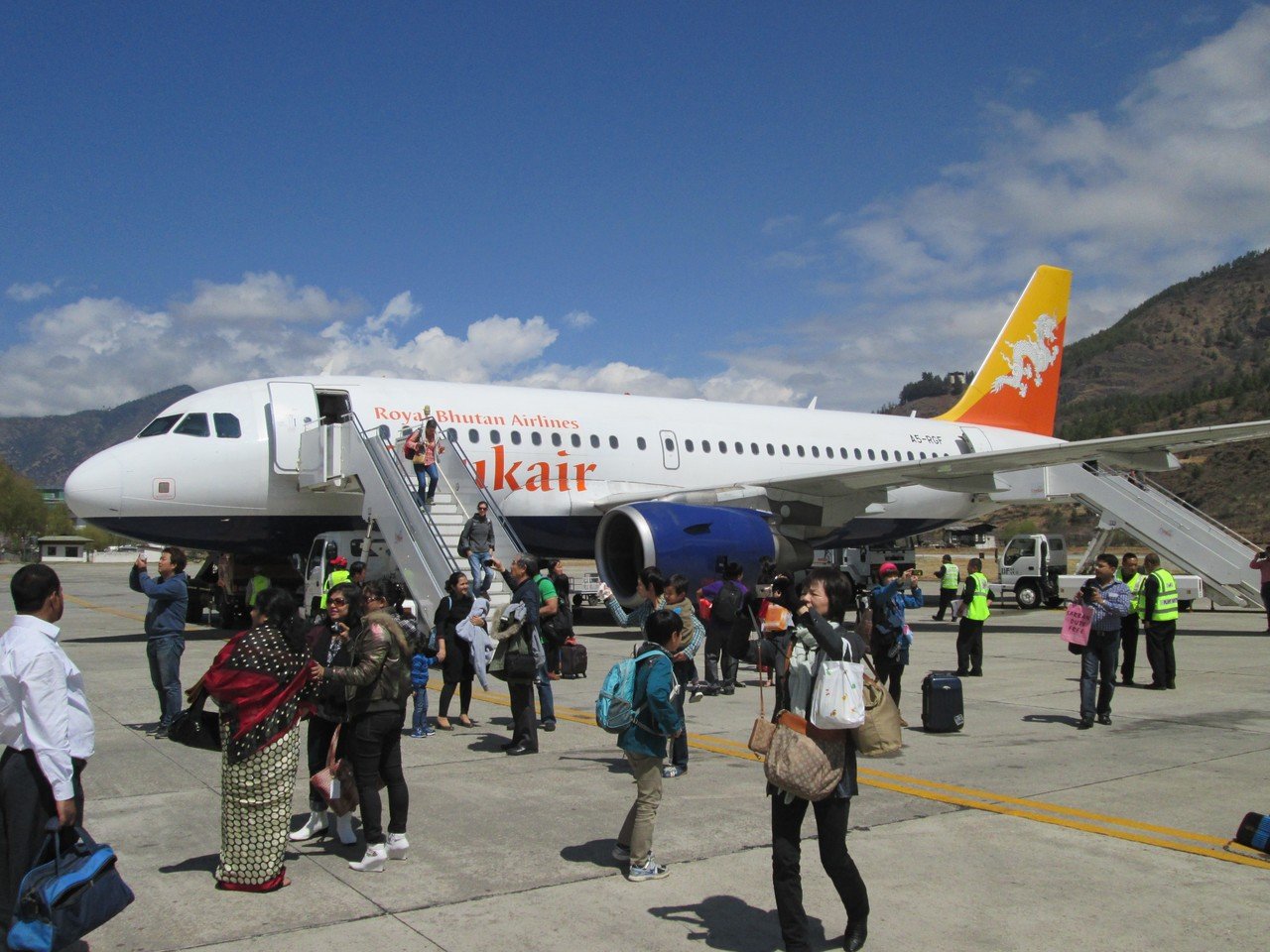 ヒマラヤ山脈の麓に佇むチベット仏教の王国｜神秘と幸福のブータンで雷