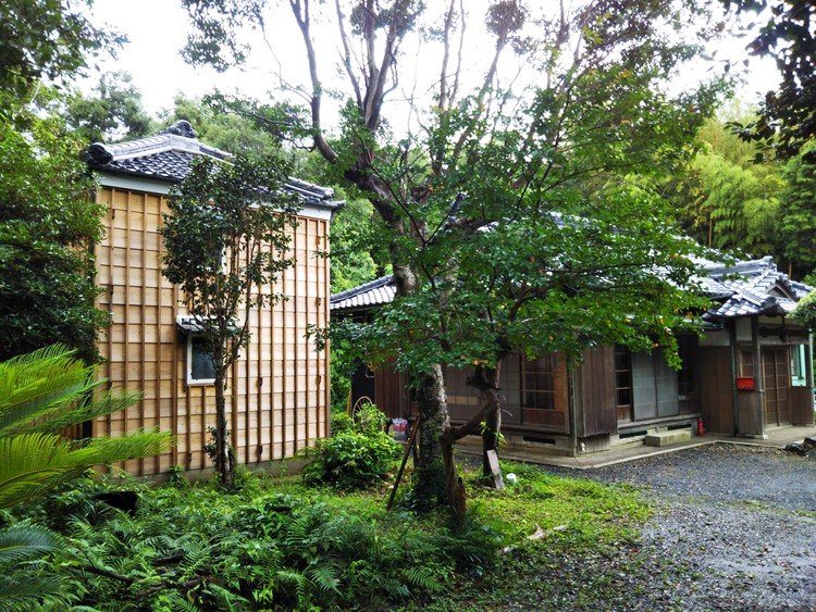 国登録有形文化財
旧猪子家住宅主屋(右)と蔵(左)