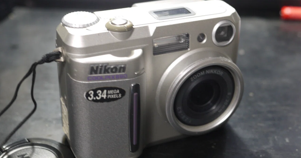 オールドコンデジ図鑑【#47】Nikon COOLPIX 880 ― ちょっと本格派の
