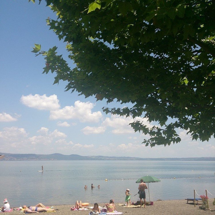 ブラッチャーノ湖は透明度が高いので泳げます。気持ち良いです。
