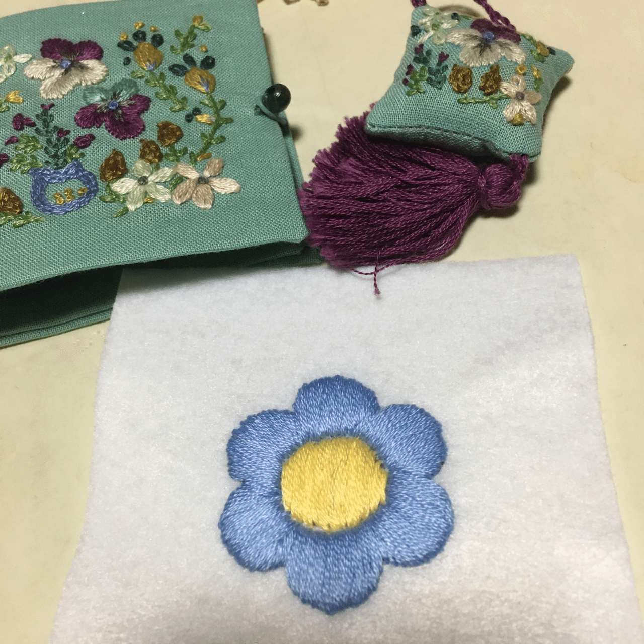 100均seriaの刺繍キットでフェルトブローチの制作とやり方 Atelier Hanami Note