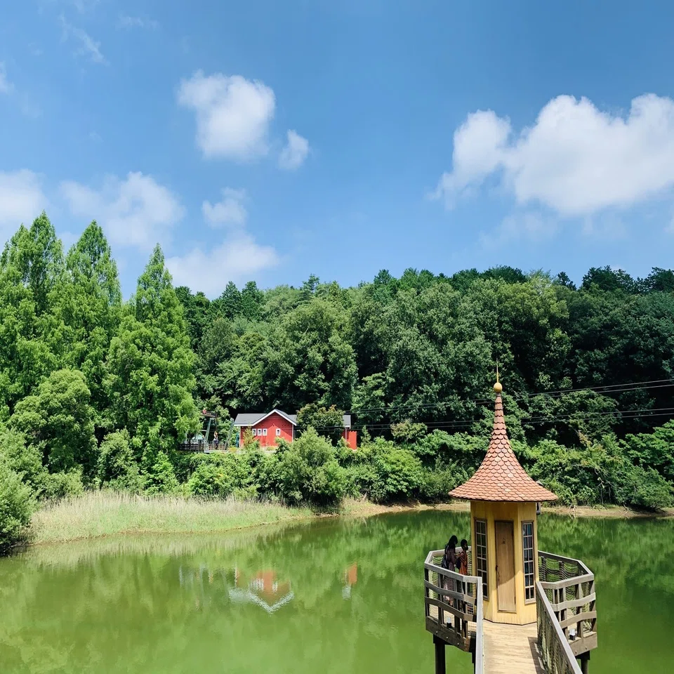 ムーミンたちの水浴び小屋と北欧の風景｜森のリス