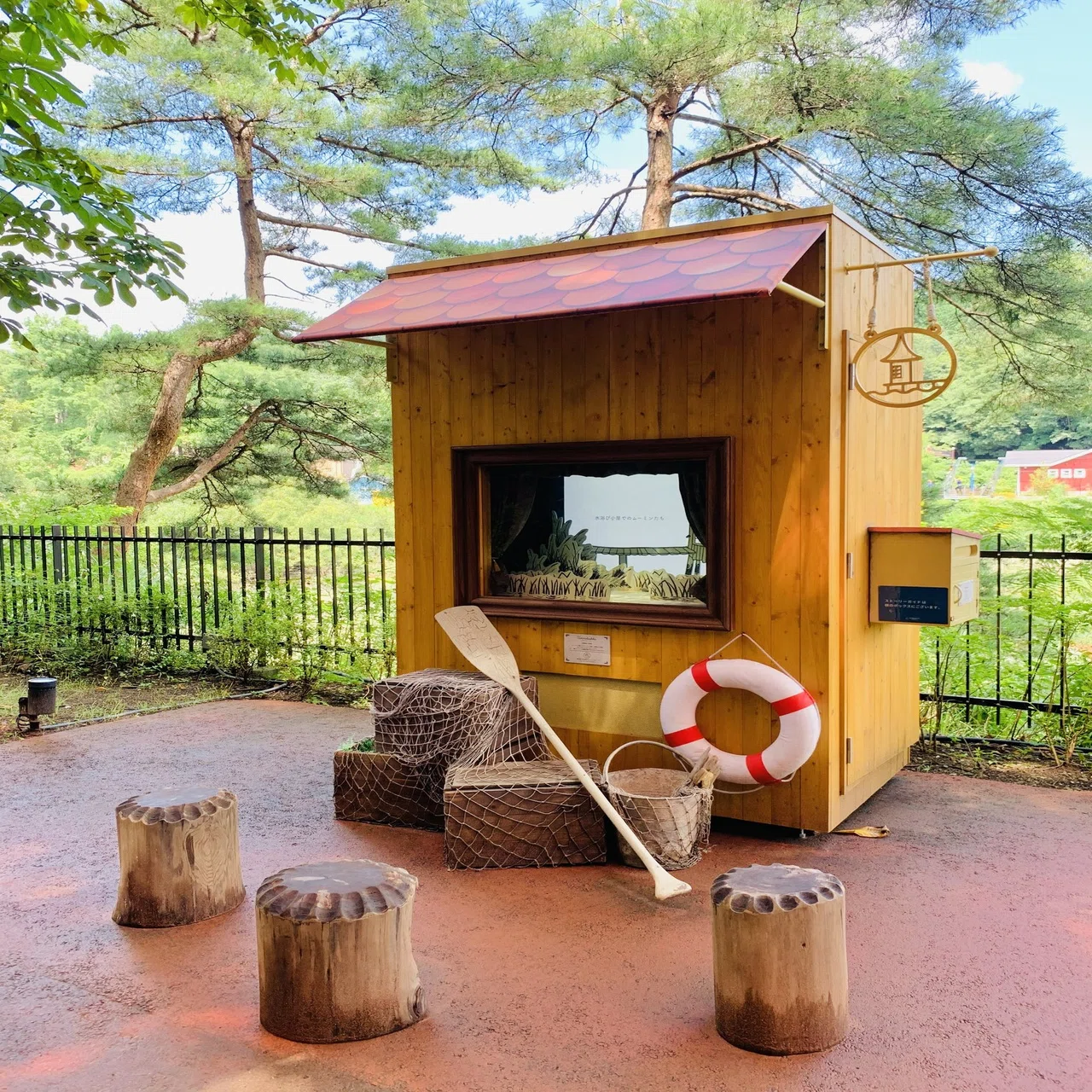 ムーミンたちの水浴び小屋と北欧の風景｜森のリス