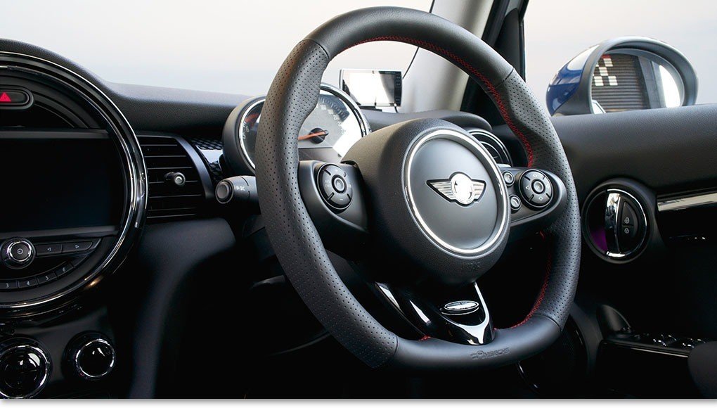 MINI f56 JCW ステアリング交換｜佐野よしひろ