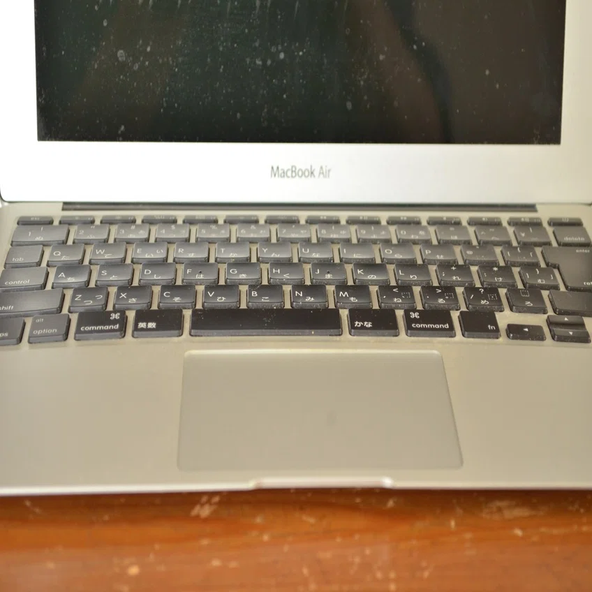 盛り上がったMacBook Air 11inchのバッテリーを交換した｜ザブ
